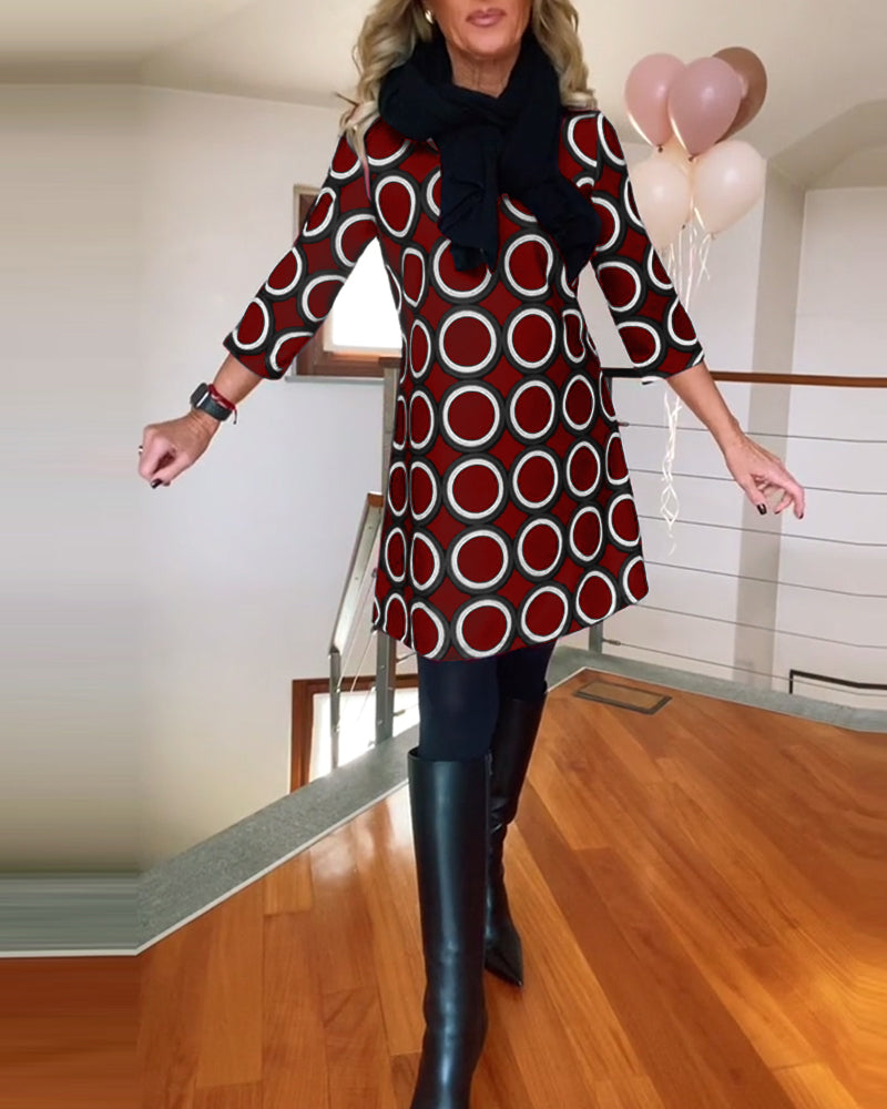 Afslappet kjole med rund hals og cirkelmønster