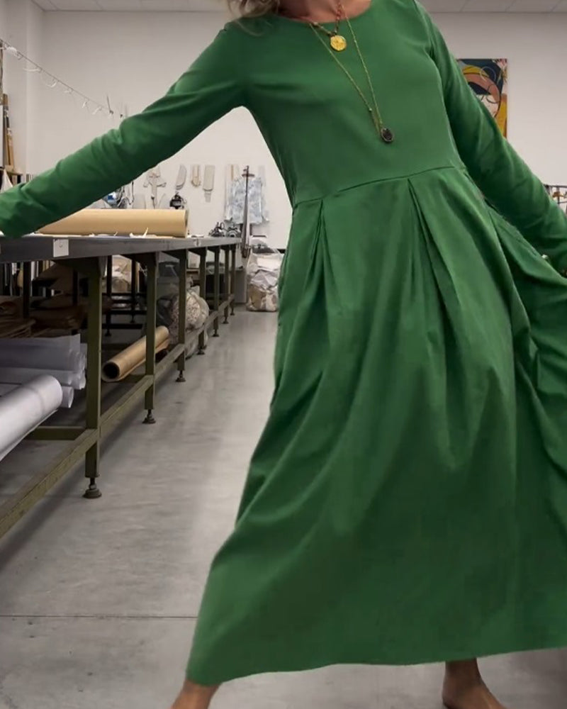 Ensfarvet kjole med rund hals