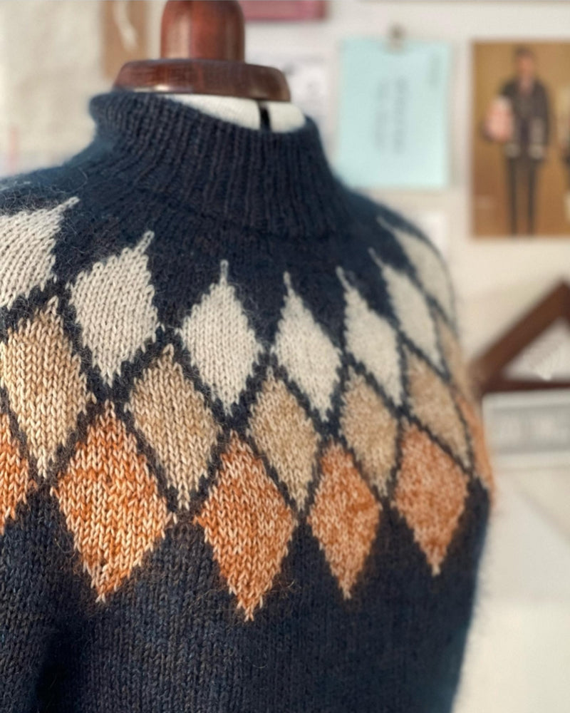 Pullover med geometrisk rombemønster