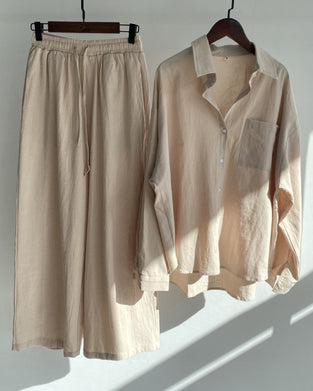 Ensfarvet todelt sæt med skjorte og bukser