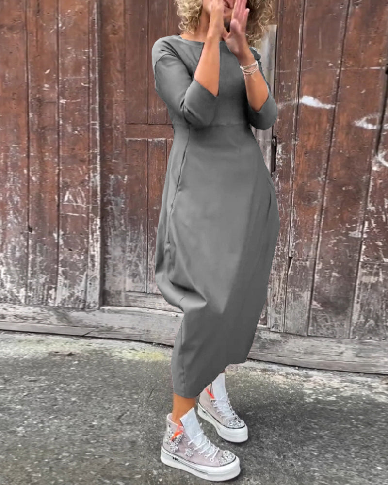 Enkel ensfarvet langærmet kjole med lommer