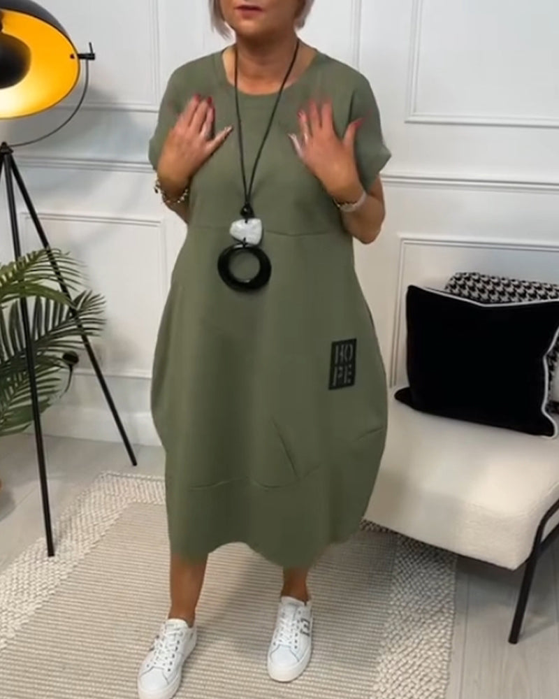 Sort kortærmet kjole med 'HOPE' motiv