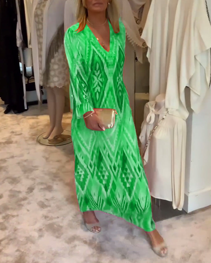 V-halset kjole med geometrisk print og vide ærmer