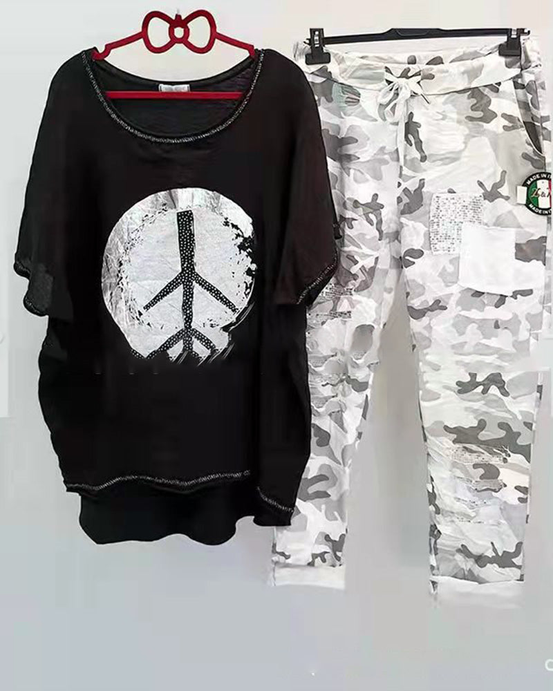 To-delt sæt | Peace T-shirt og bukser med camouflageprint