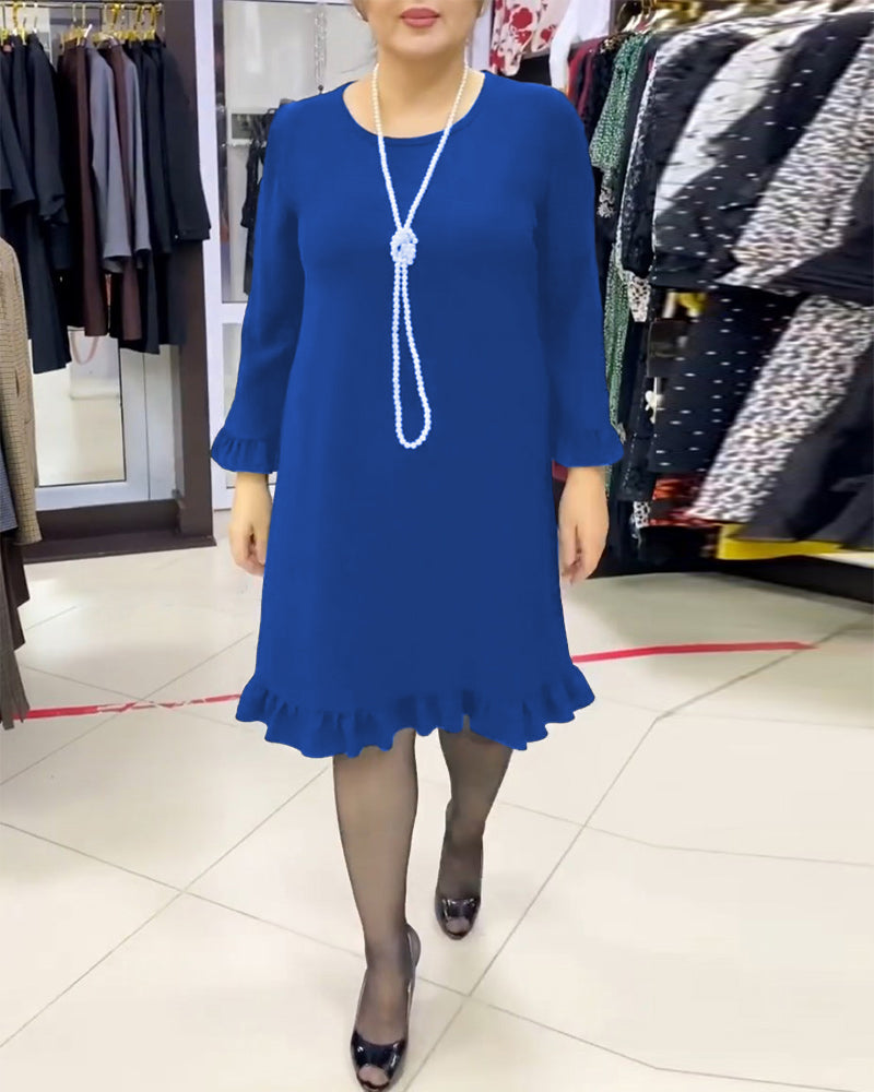 Ensfarvet kjole med flæser