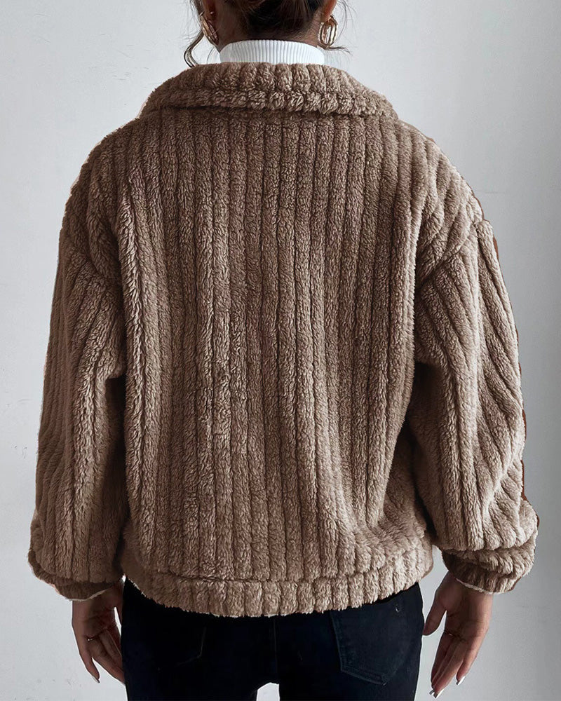 Ensfarvet jakke med knappelukning