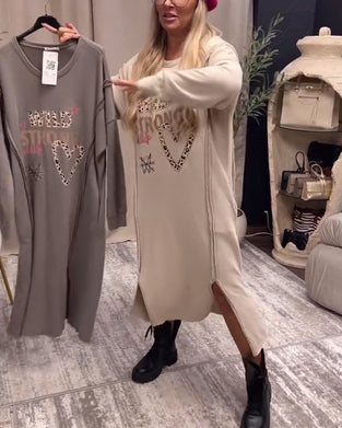 Løs kjole med print og lange ærmer