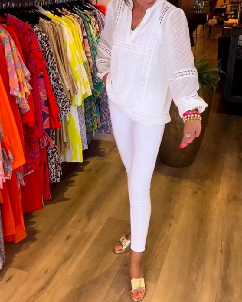 Langærmet top med V-hals og blondepaneler