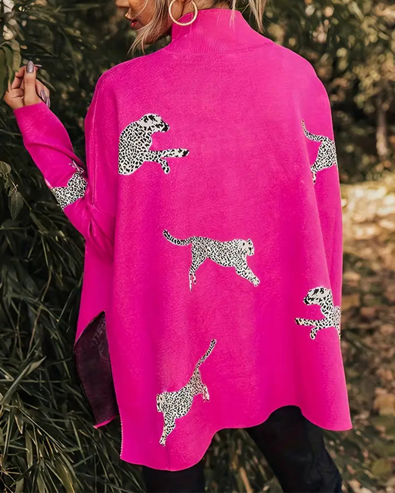 Stilfuld løs højhalset pullover med delvist leopardprint