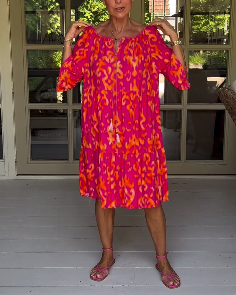 Rød kjole med print og trekvarte ærmer