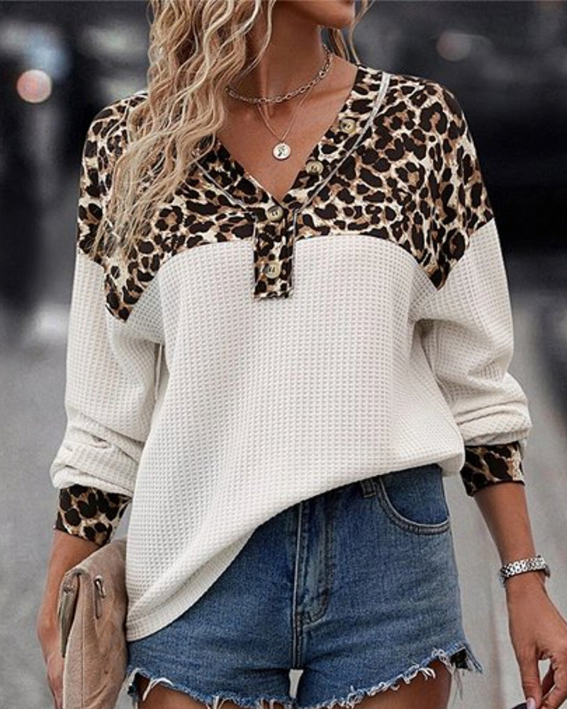 Hvid trøje med delvist leopardprint