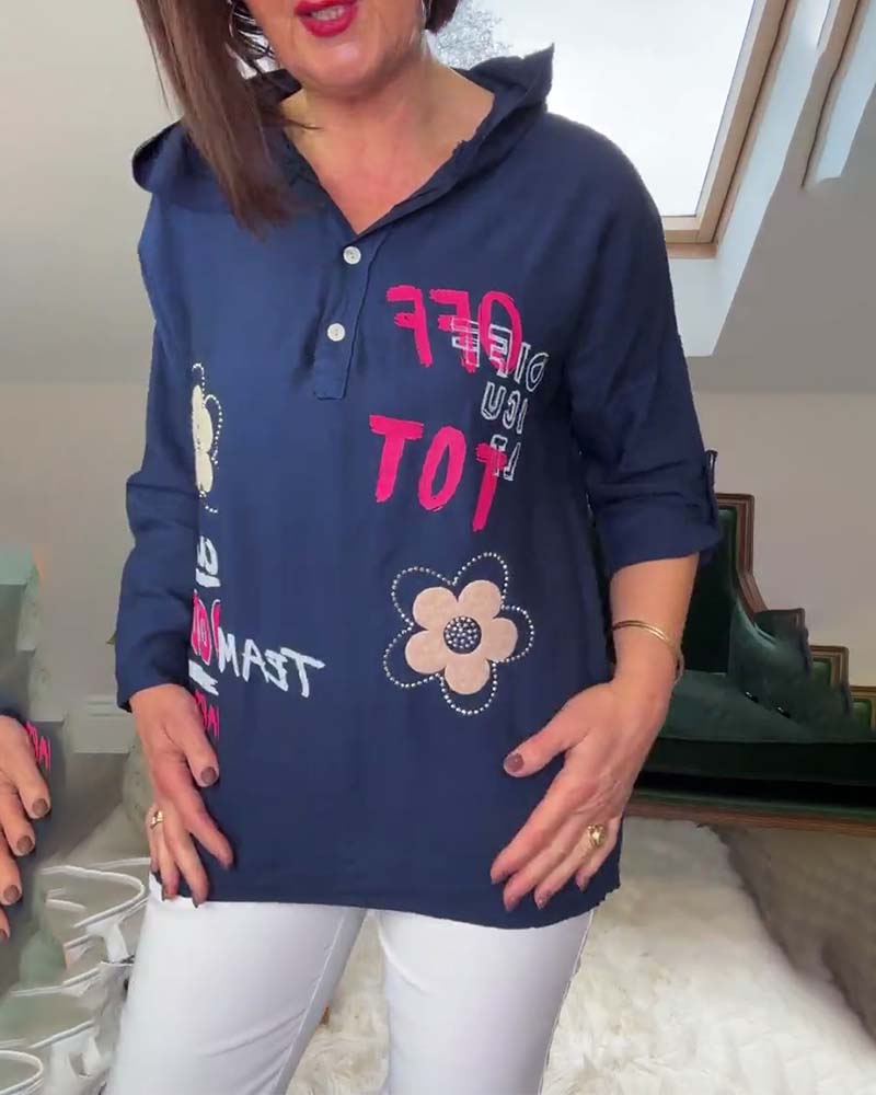 Hættetrøje med broderede blomstermotiver og skrift