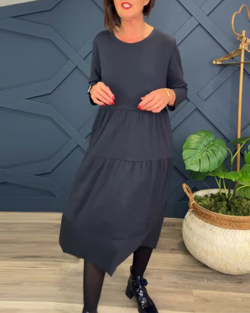 Afslappet ensfarvet patchworkkjole med rund hals