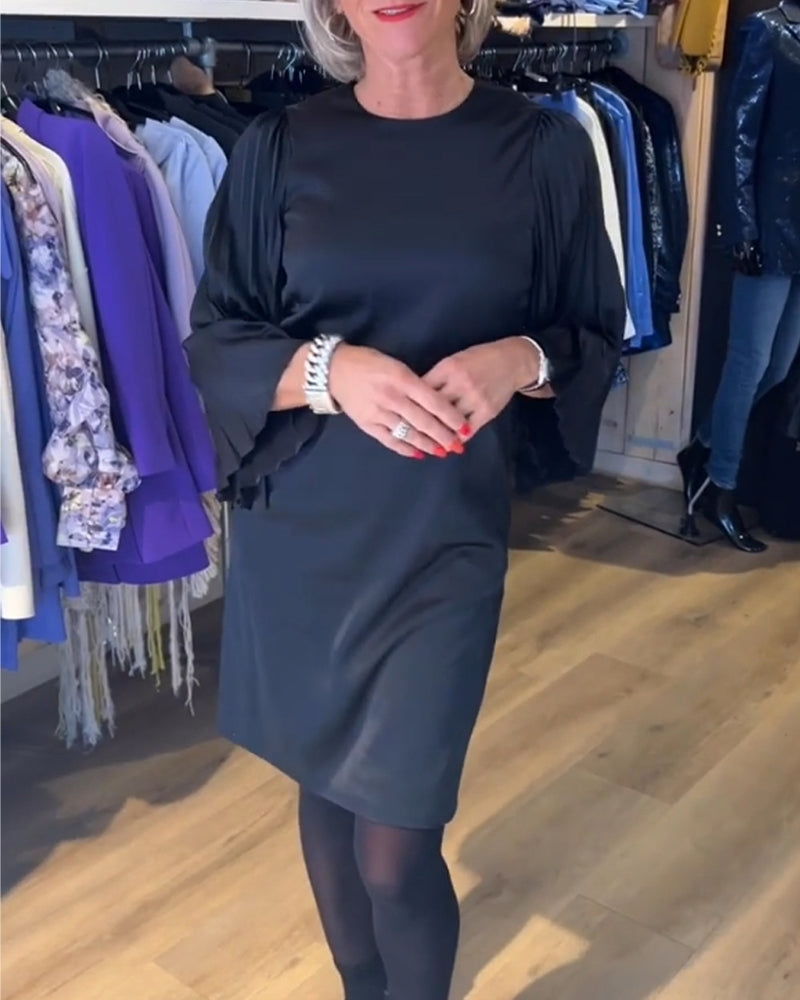 Sort kjole med plisserede klokkeærmer