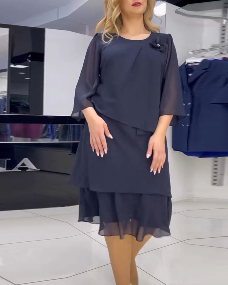 Ensfarvet kjole med uregelmæssig patchwork