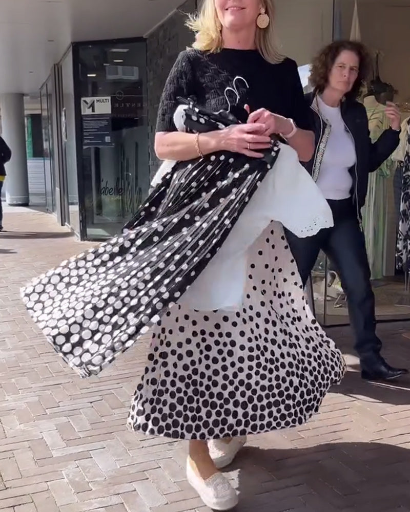 Elegant plisseret nederdel med prikker