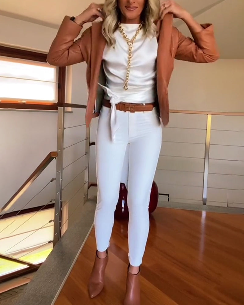 Hvid top uden ærmer med taljebinding