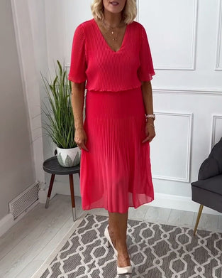 V-halset rød kjole med plisseret nederdel