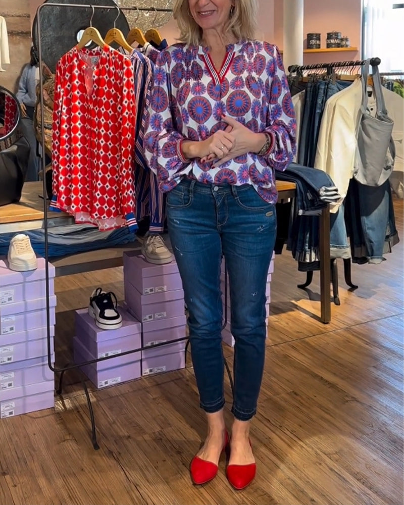Elegant bluse med v-udskæring og geometrisk print