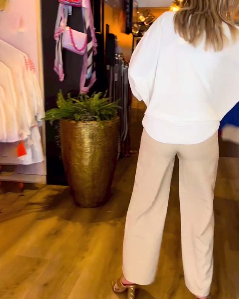 Ensfarvet V-halset bluse med bindestrop