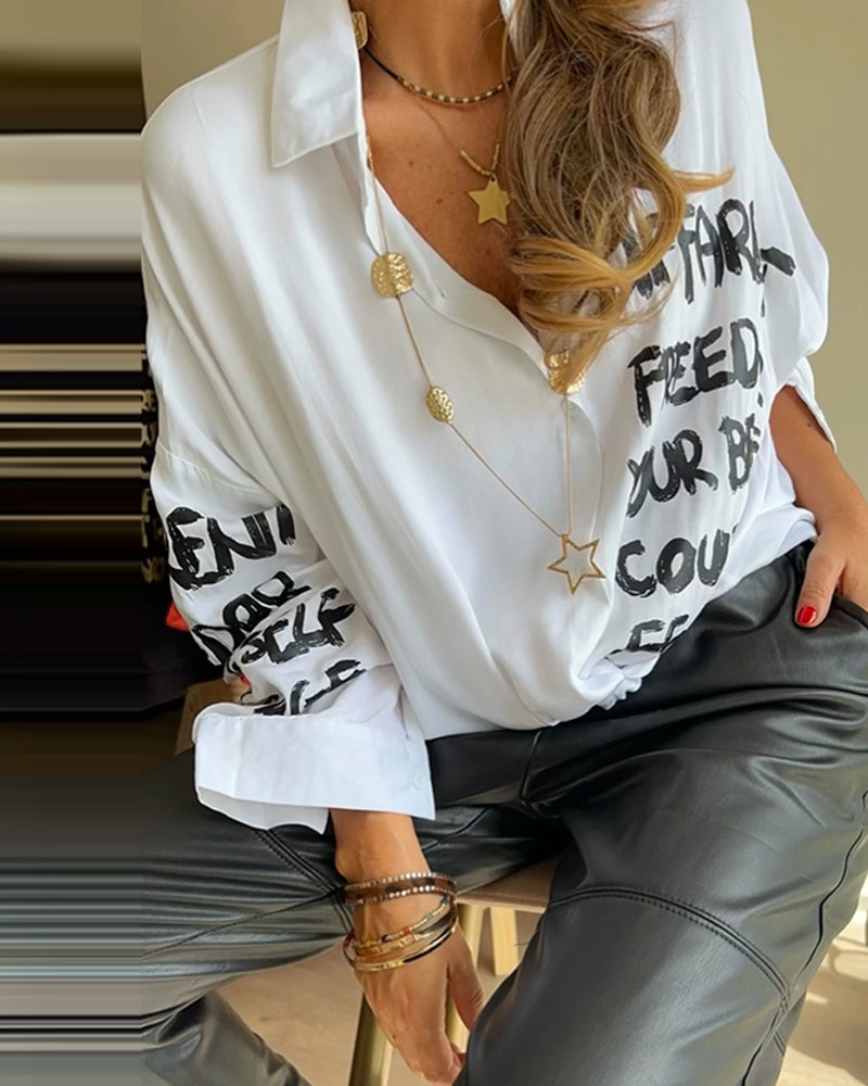 Løs afslappet skjorte med skrift