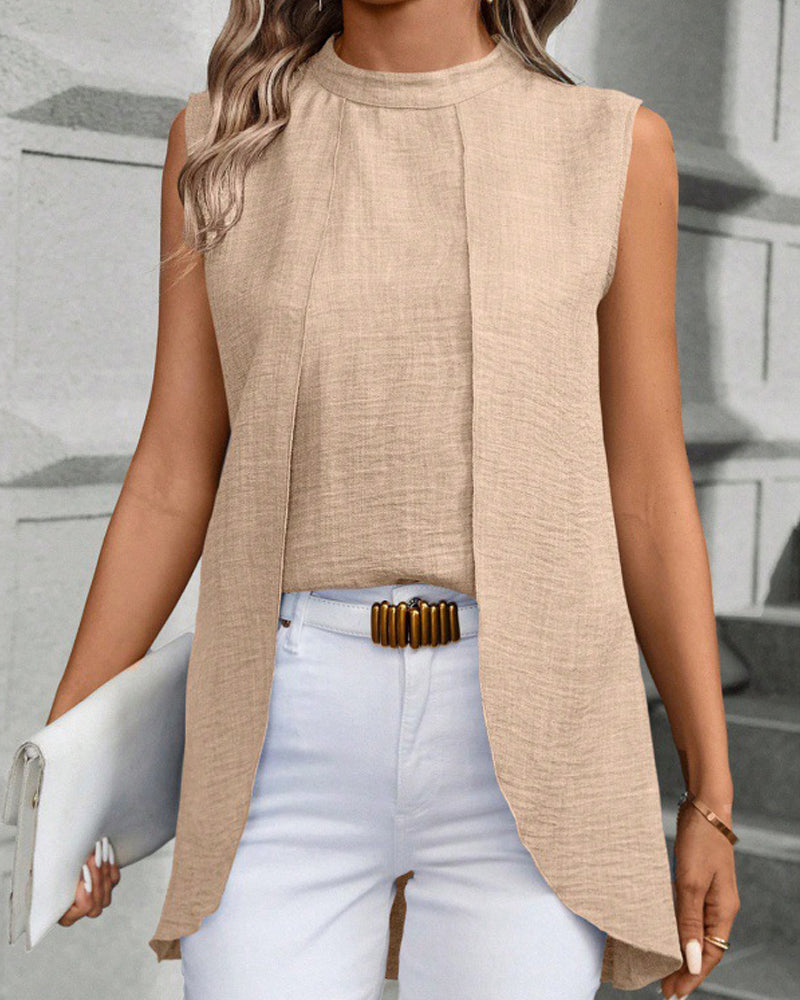 Elegant ensfarvet top uden ærmer i falsk lagdelt design