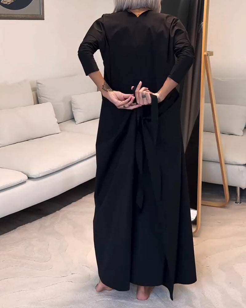 Stilfuld sort plisseret kjole med snøre og rund hals