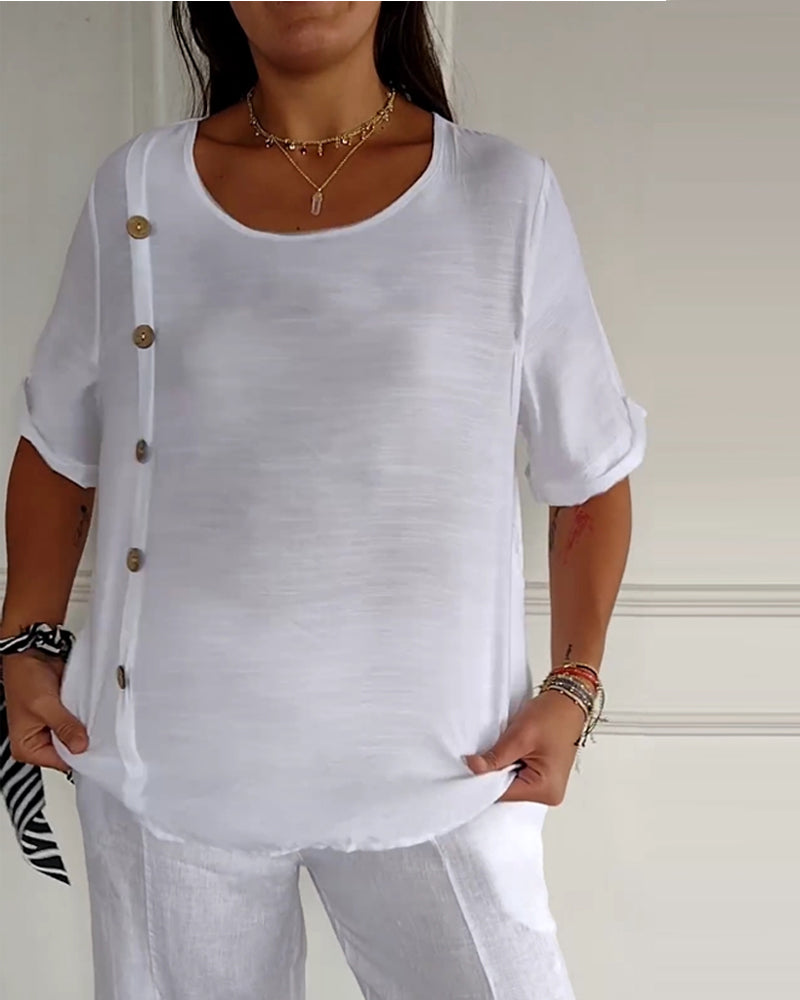 Let sommertop med knapper i siden