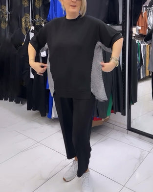 Afslappet sort bluse med nålestribet ryg