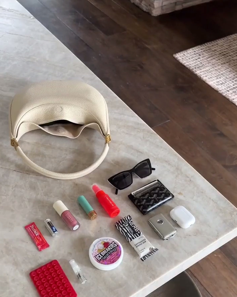 Ensfarvet elegant halvmåneformet skuldertaske