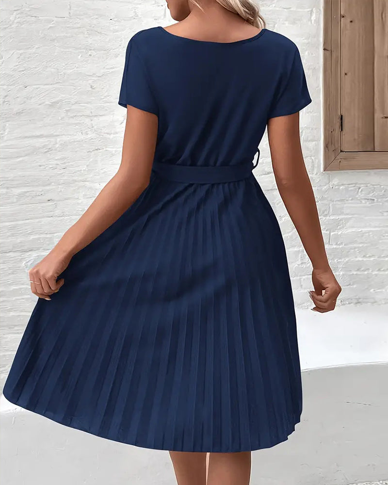 Marineblå plisseret kjole med taljebinding