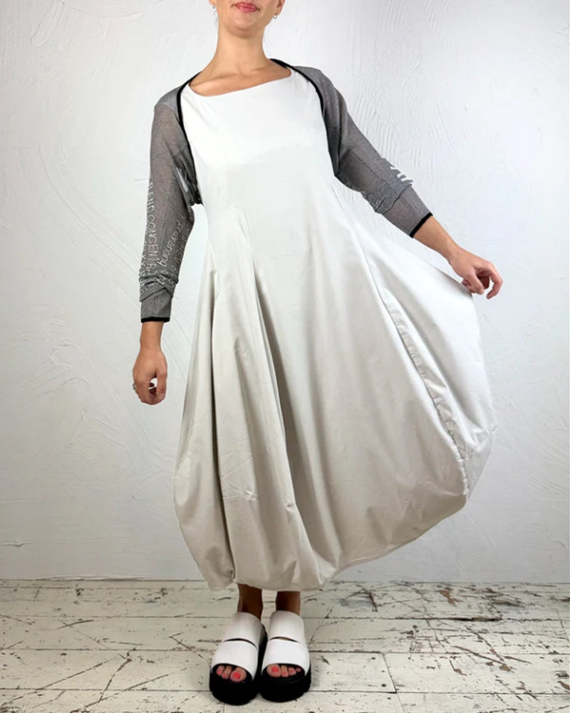 Ensfarvet kjole i afslappet pasform uden ærmer