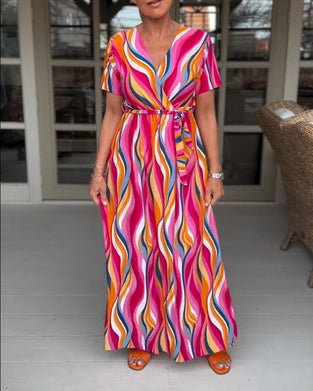 Kortærmet kjole med farverigt bølgemønster