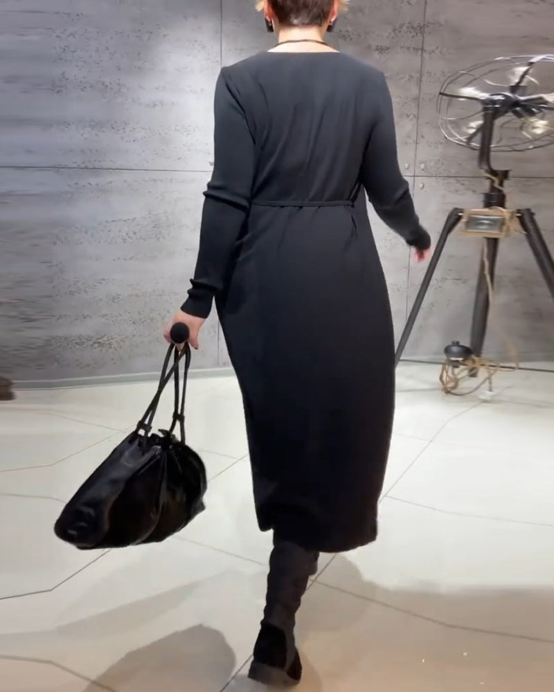 Ensfarvet kjole med bindestropper