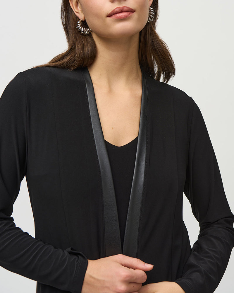 Ensfarvet frakke med PU-læder detaljer