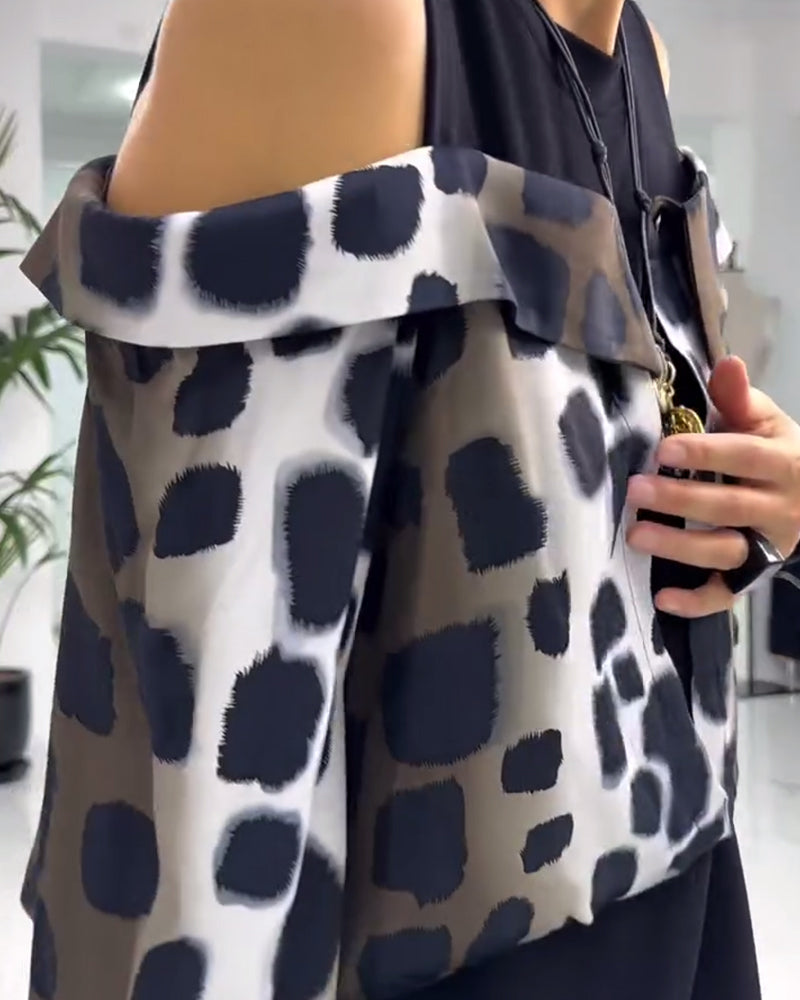 Afslappet kjole med leopardprint og bare skuldre