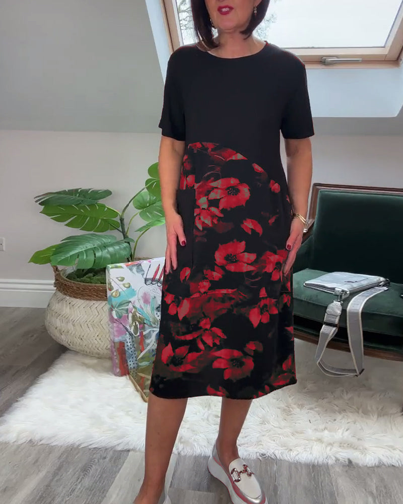 Afslappet rundhalset patchworkkjole med delvist blomsterprint