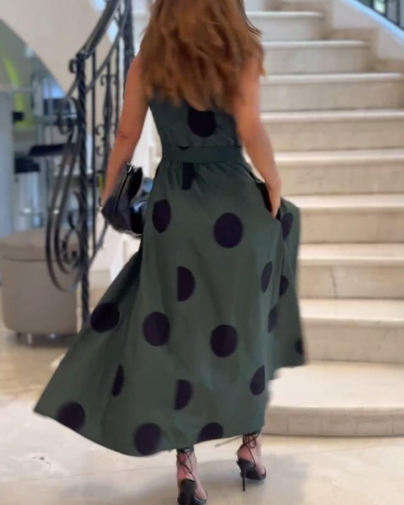 Elegant ensfarvet kjole uden ærmer