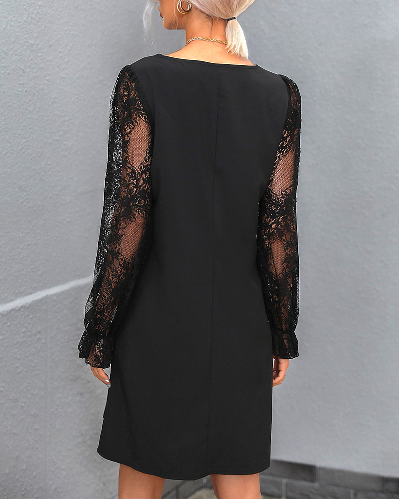 Ensfarvet kjole med V-halsudskæring og blondeærmer