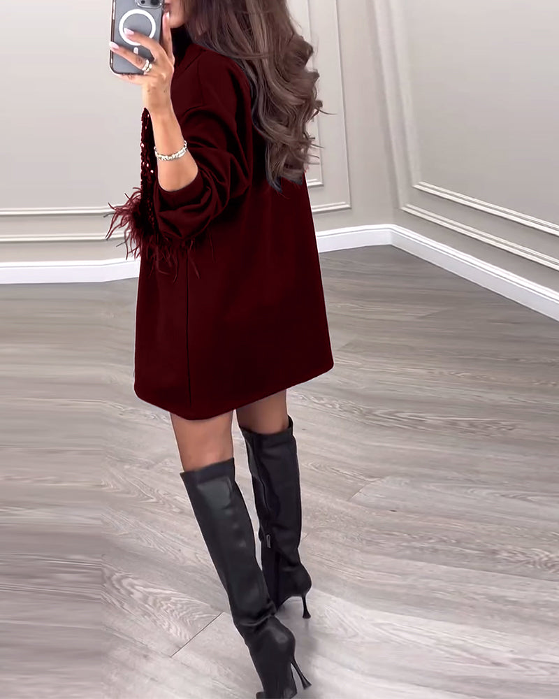 Stilfuld patchworkkjole med pailletter og fjer