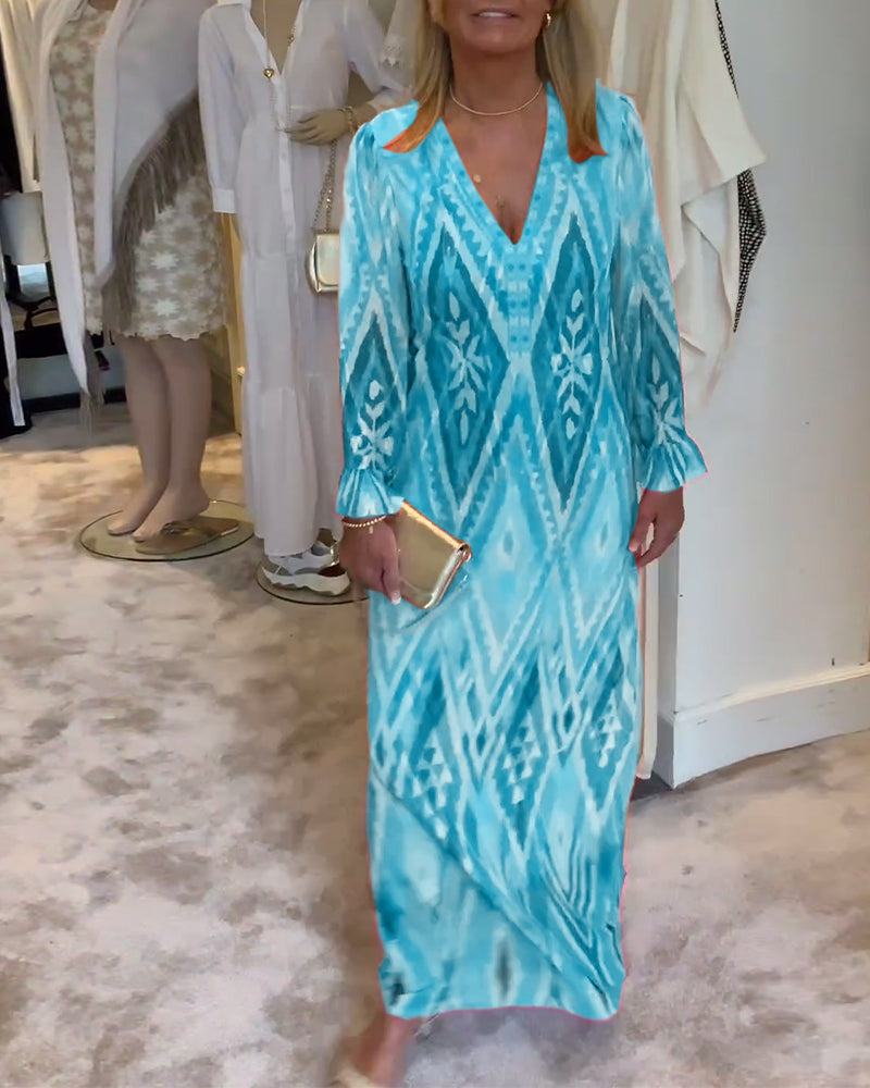 V-halset kjole med geometrisk print og vide ærmer