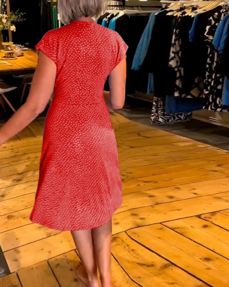 Kortærmet polkaprikket kjole med V-hals