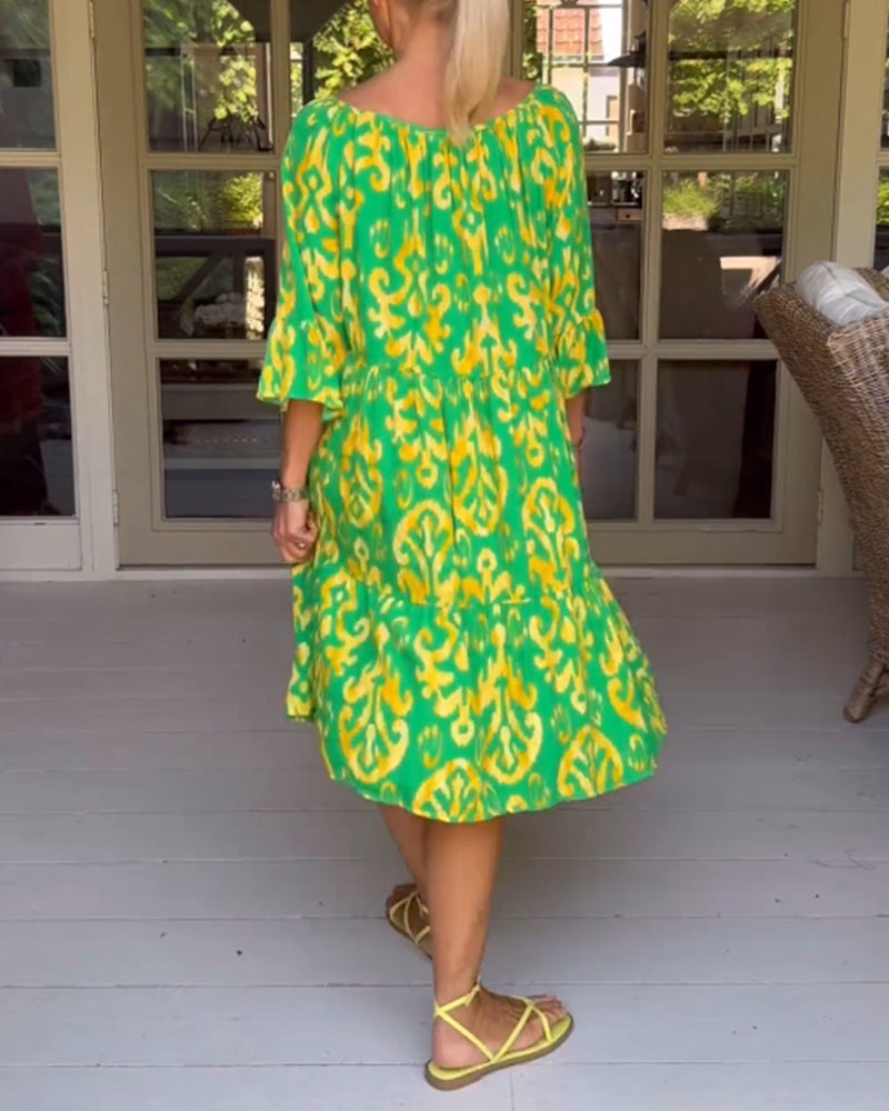 Rød kjole med print og trekvarte ærmer