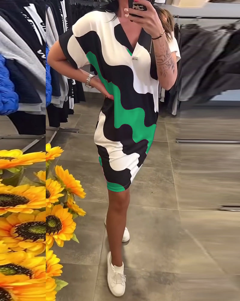 Kjole Med V-Udskæring Og Bølgemønster