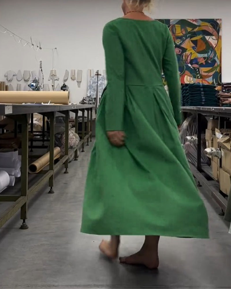 Ensfarvet kjole med rund hals