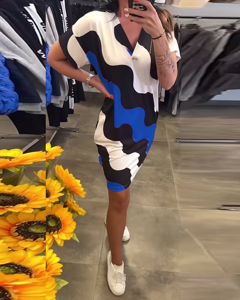 Kjole Med V-Udskæring Og Bølgemønster