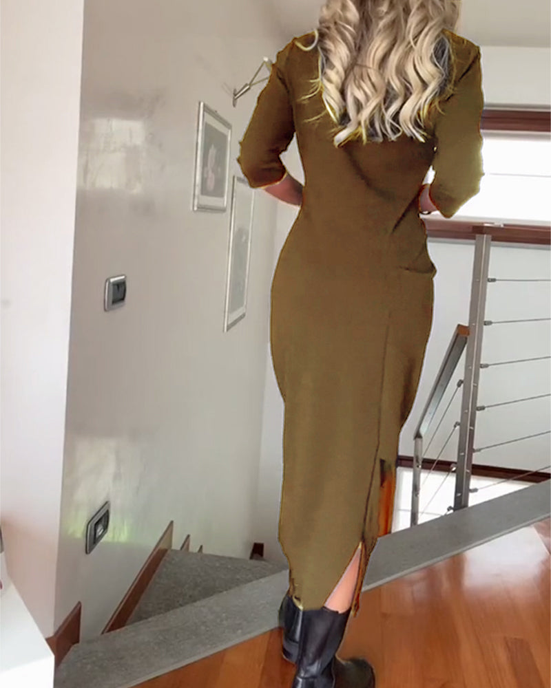 Plisseret ensfarvet elegant kjole med rund hals