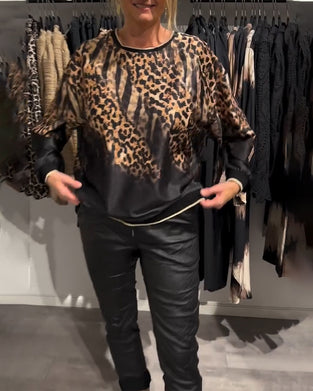 Afslappet bluse med rund hals og leopardprint