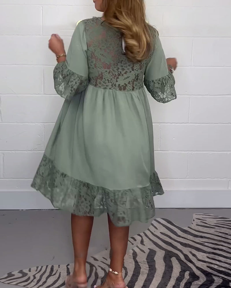 Elegant ensfarvet løs kjole med blonder og V-udskæring