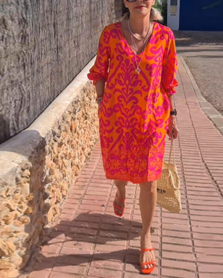 Mønstret shift-kjole med V-udskæring